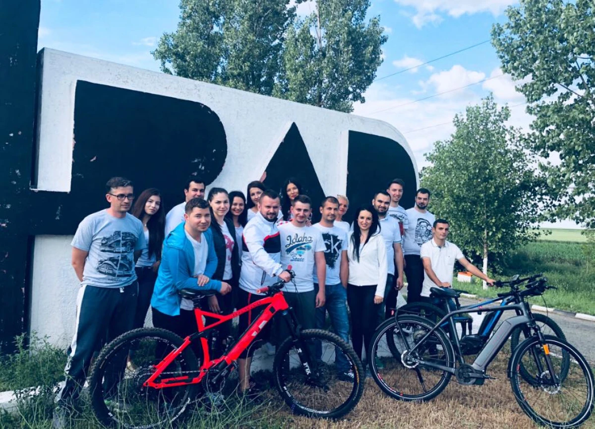 Tinerii din ALDE Arad pedalează pentru un viitor fără poluare