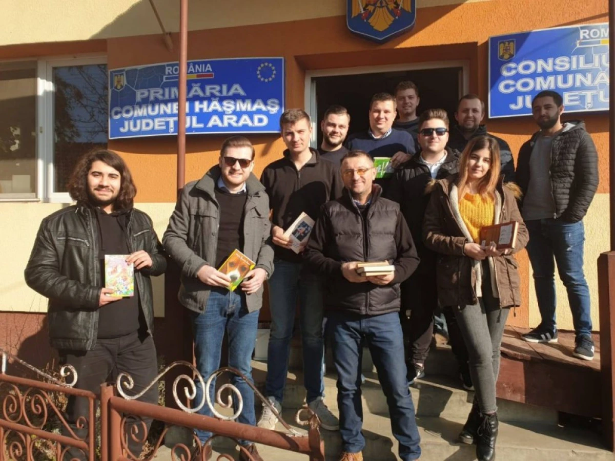 Tinerii liberali arădeni au dotat biblioteca din Hășmaș cu peste 1200 de cărți
