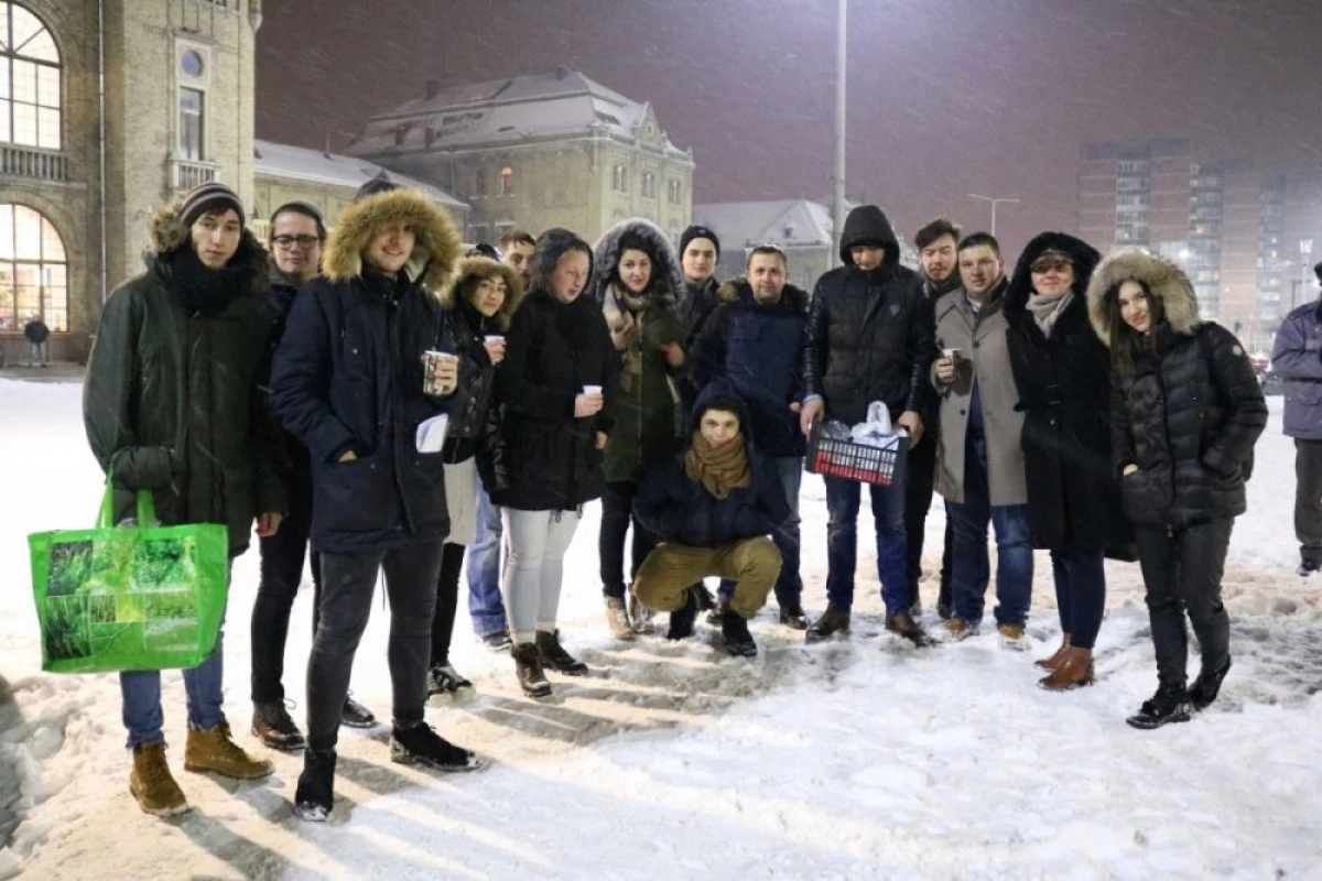 Tinerii liberali arădeni au împărțit ceai cald și mâncare oamenilor străzii