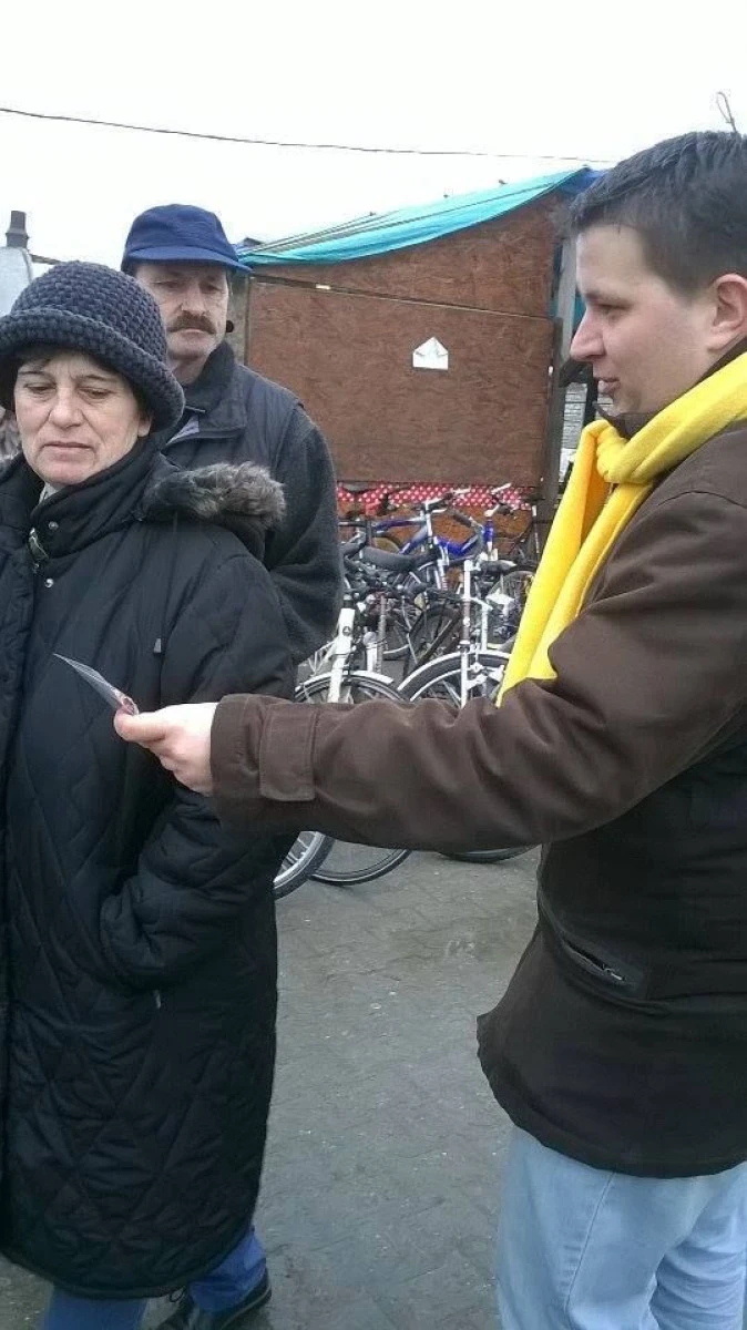TINERII LIBERALI AU IMPARTIT MARTISOARE DOAMNELOR