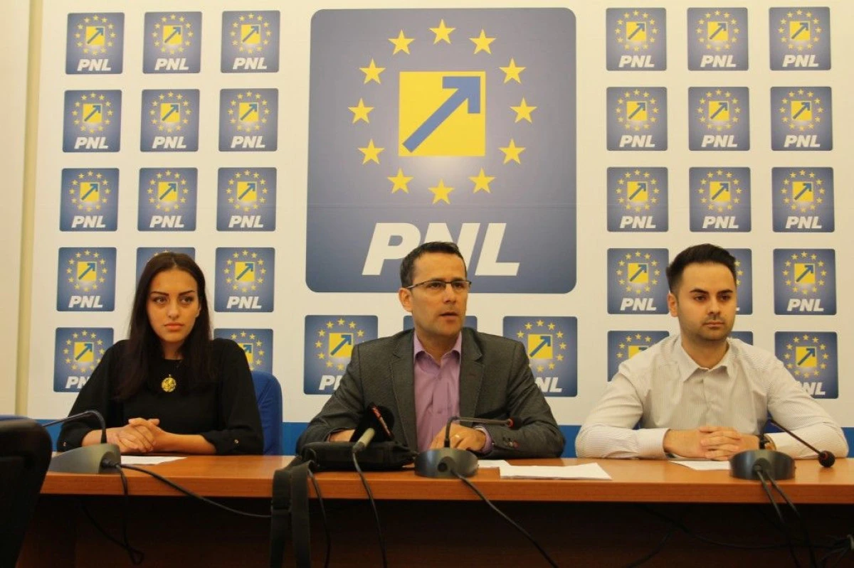 TINERII LIBERALI INVATA DE LA LIDERII LOR