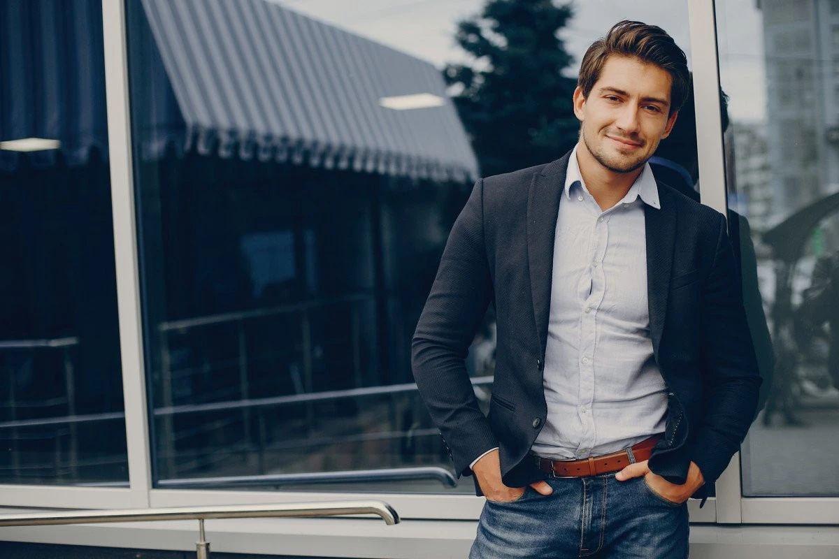 Ținuta smart casual pentru bărbați: 5 idei și sfaturi