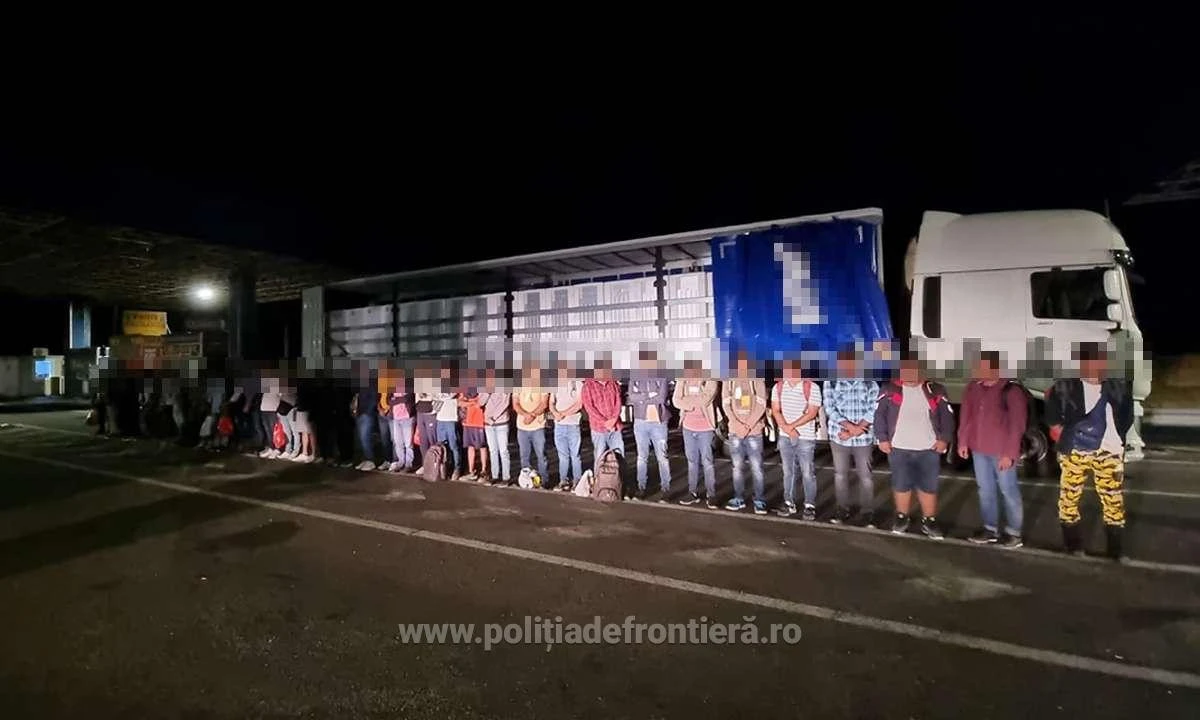 TIR cu 40 de cetăţeni străini, oprit la Nădlac II