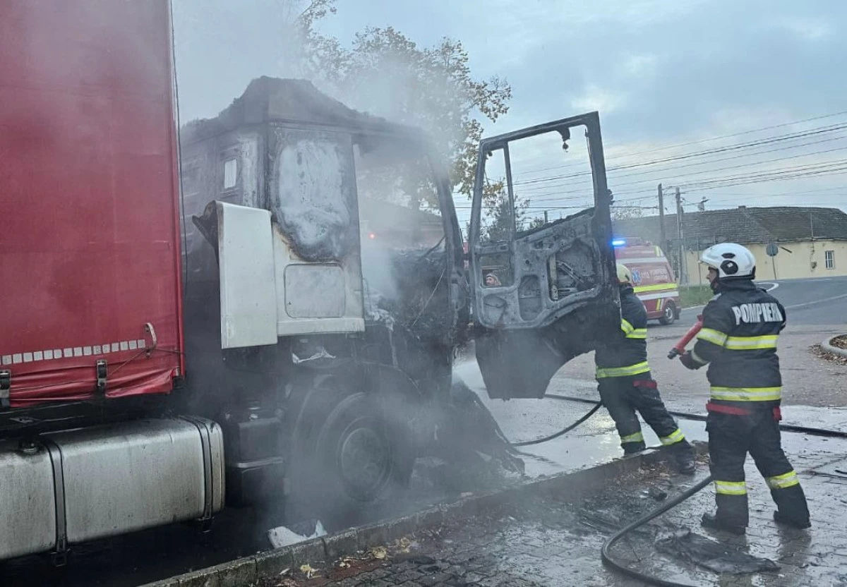 TIR în flăcări la Zerind. Intervenția pompierilor a salvat remorca și încărcătura