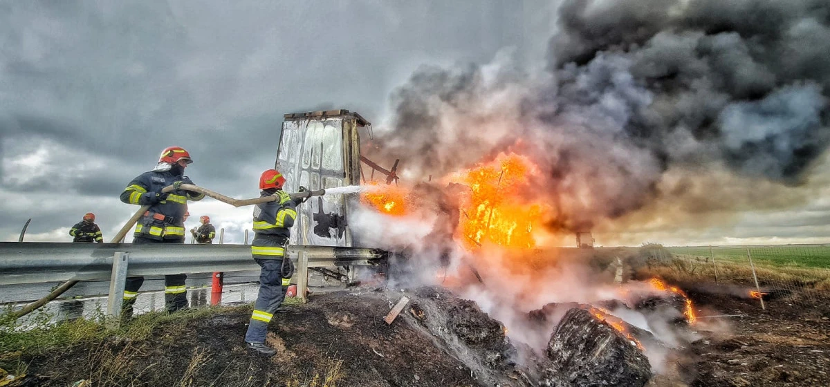 TIR în flăcări pe autostrada Nădlac-Deva