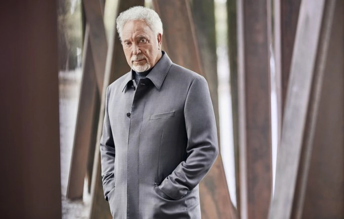 Tom Jones, în convalescenţă după o nouă operaţie de înlocuire de şold