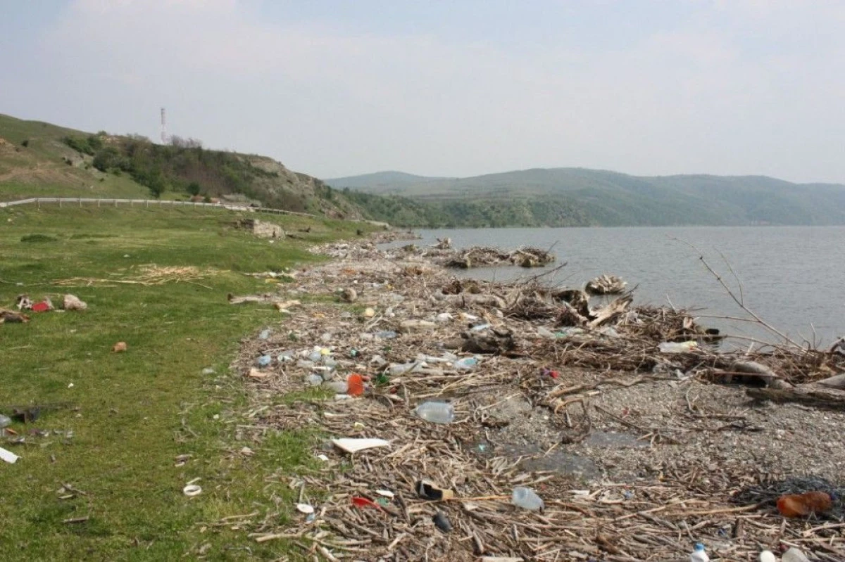 TONE DE GUNOI ADUSE DE VIITURI PE DUNARE, LA ORSOVA
