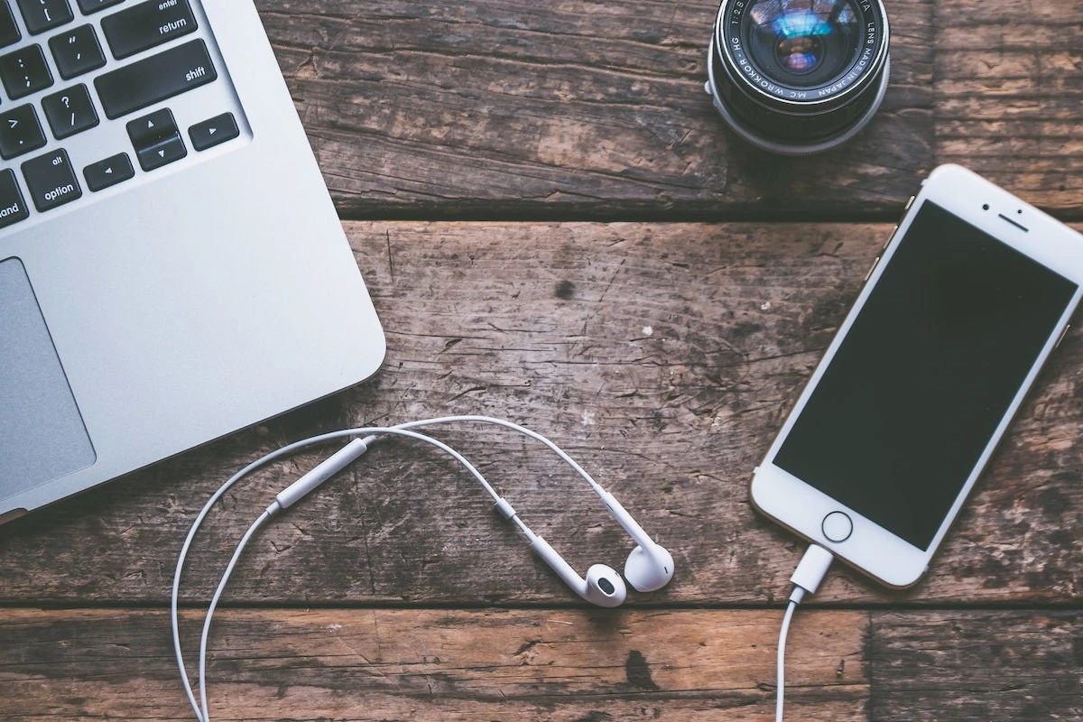 TOP 4 accesorii esențiale pentru telefonul tău. Nu trebuie să-ți lipsească din geantă