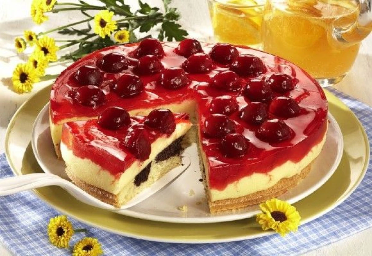 TORT CU CREMA DE BUDINCA DE VANILIE SI CIRESE