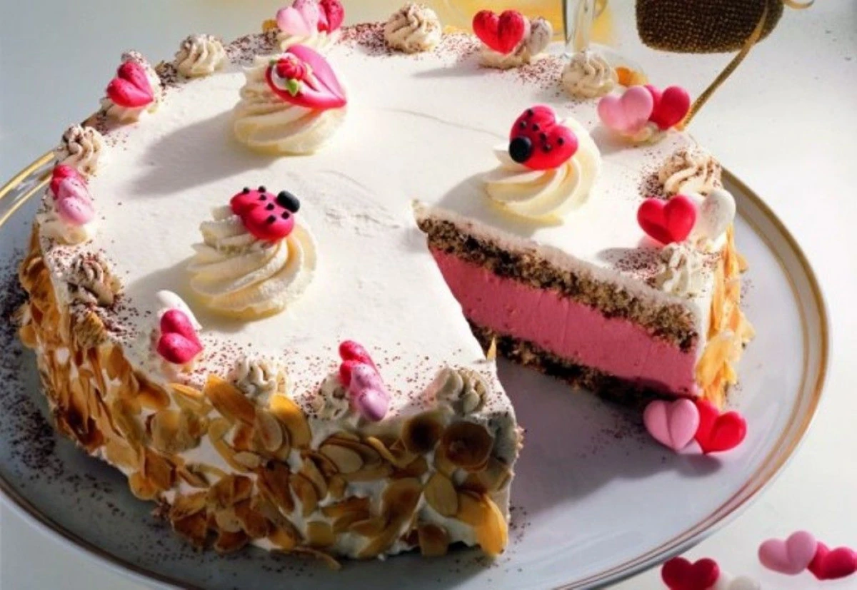 TORT CU FRISCA PENTRU ZIUA INDRAGOSTITILOR