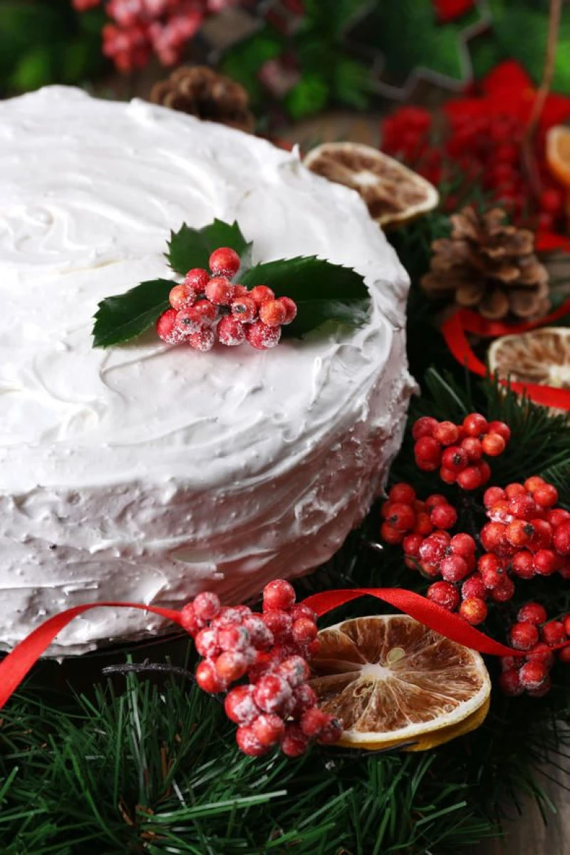 TORT CU FRUCTE DE PADURE SI CREMA DE SAMPANIE