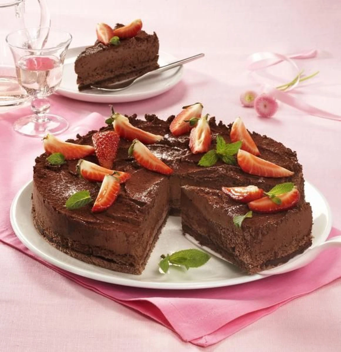 TORT DE CIOCOLATA CU CAPSUNI