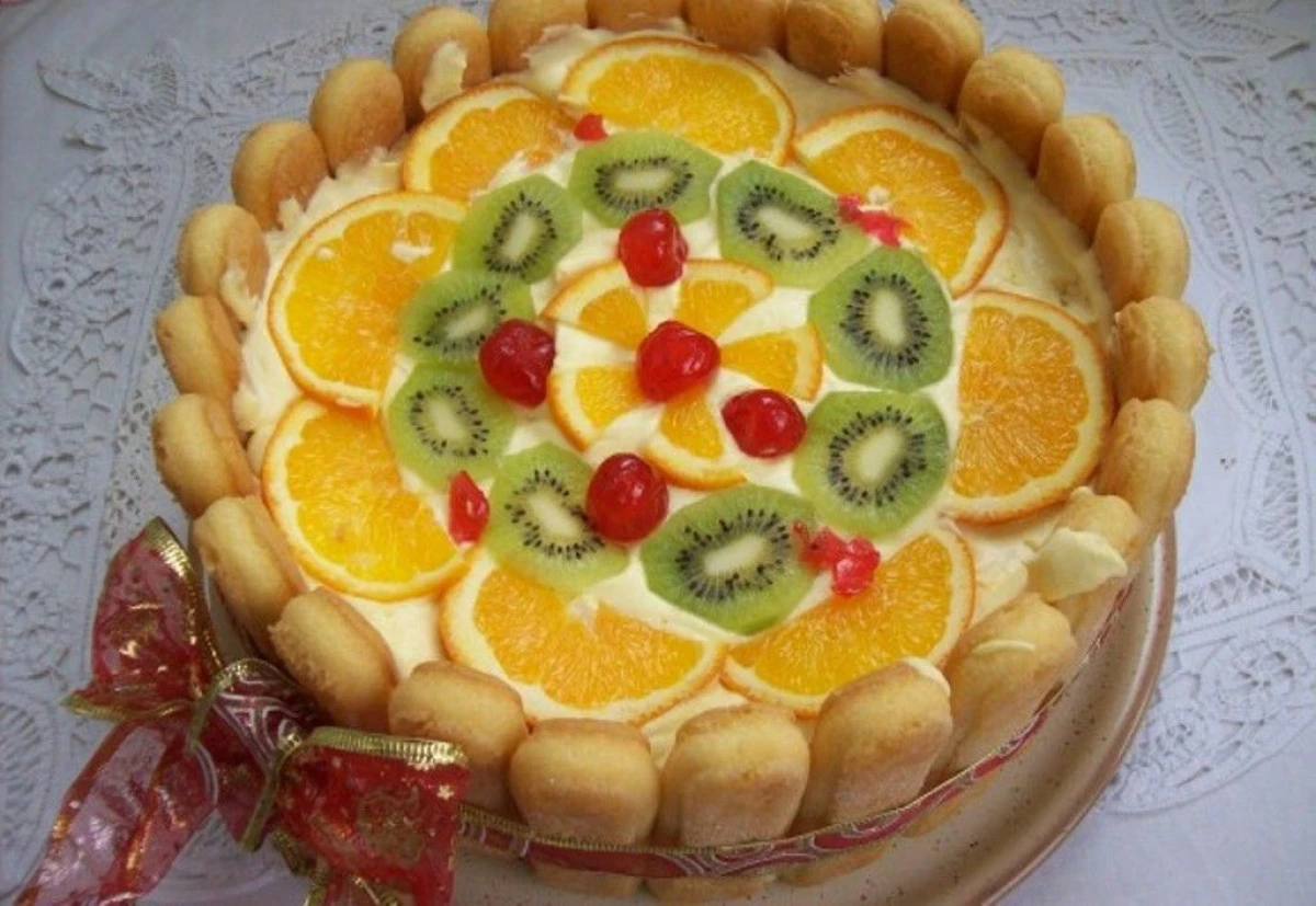 TORT DE FRUCTE CU CREMA DE VANILIE SI FRISCA