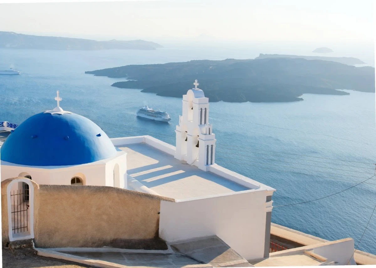 Tot mai puțini turiști aleg Santorini. Scădere de până la 25% a sosirilor de vizitatori străini