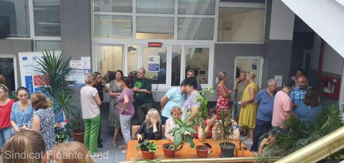Toţi angajaţii de la Finanţe Arad au întrerupt lucrul şi protestează