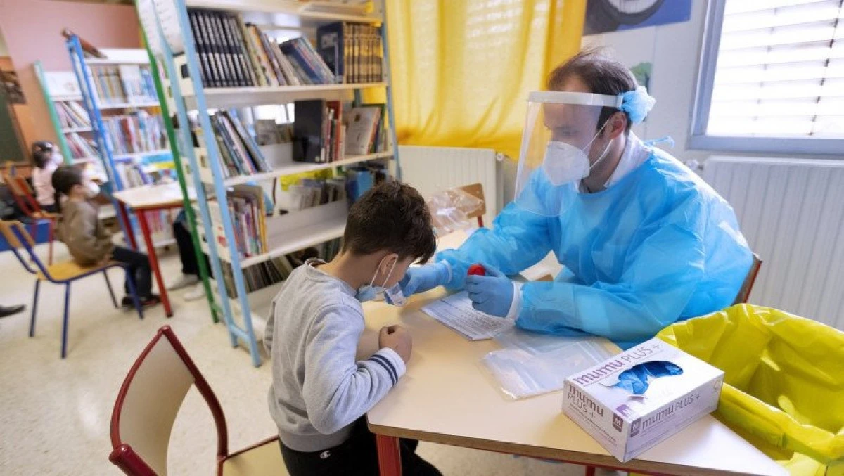 Toți elevii, preșcolarii și angajații din școli, inclusiv personalul nedidactic, vor face teste de salivă de două ori pe săptămână