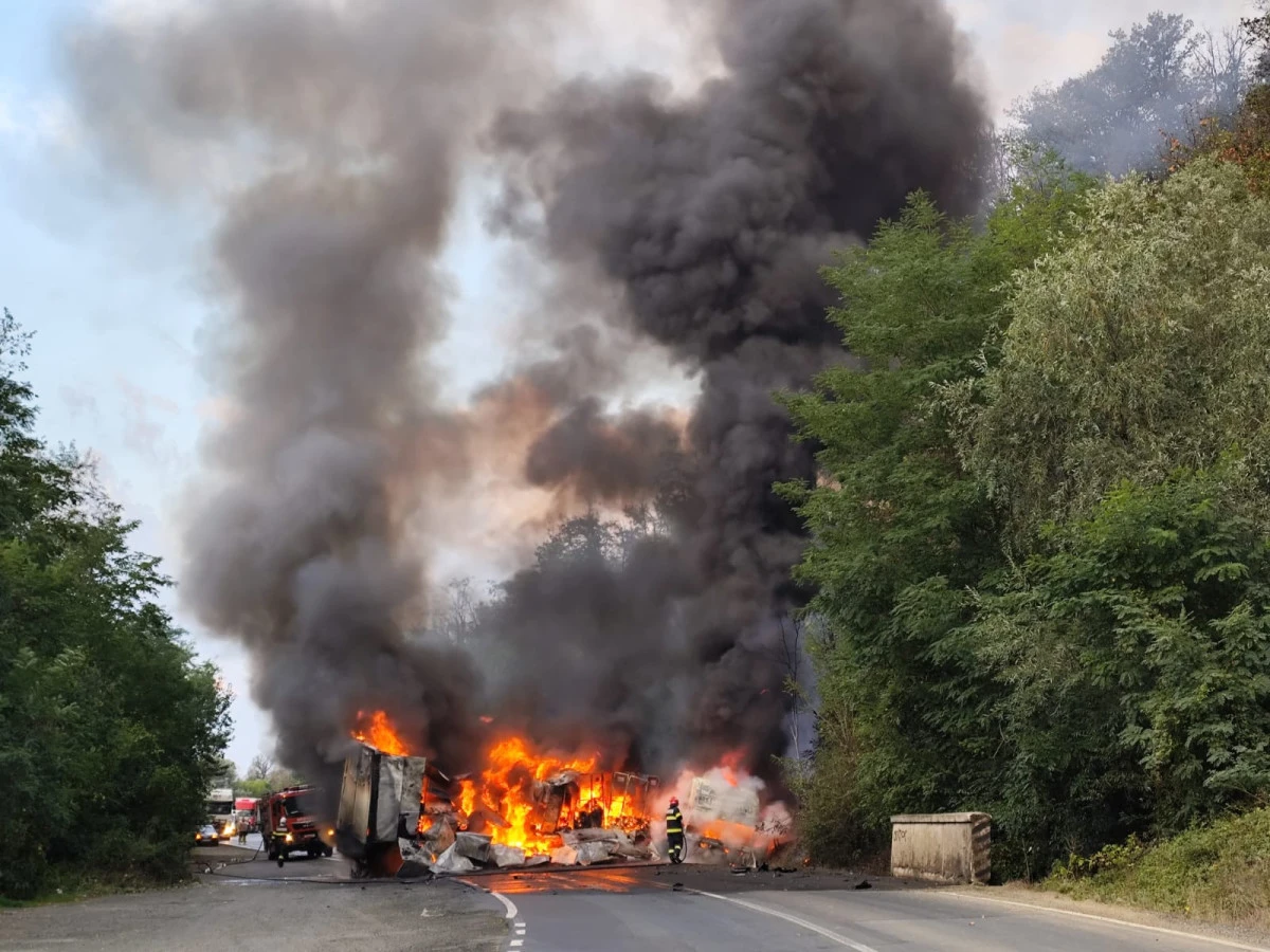 Trafic blocat pe DN 7 între Vărădia de Mureș și Săvârșin, după ce un autotren a luat foc