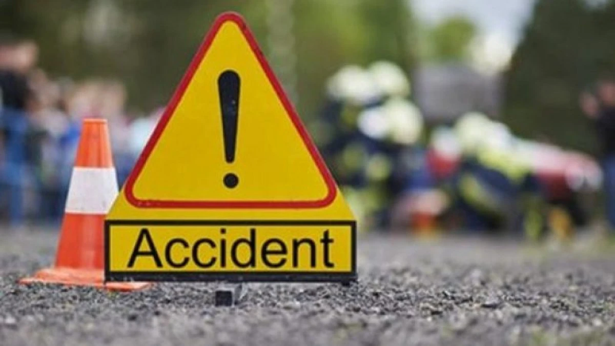 Trafic blocat pe DN7, la Bârzava. Un autocamion a intrat în stâlp