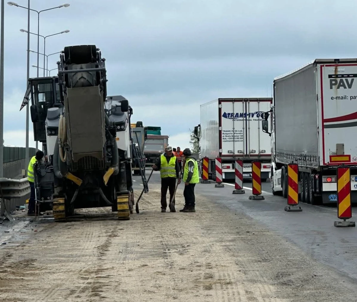 Trafic restricționat pe autostrada A1, la Arad, după accidentul cu două TIR-uri. Se frezează și se reasfaltează carosabilul