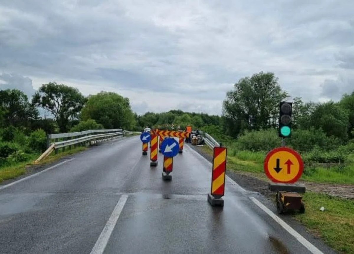Trafic restricționat pe DN 7, la Săvârșin. Circulația este dirijată cu semafor temporar