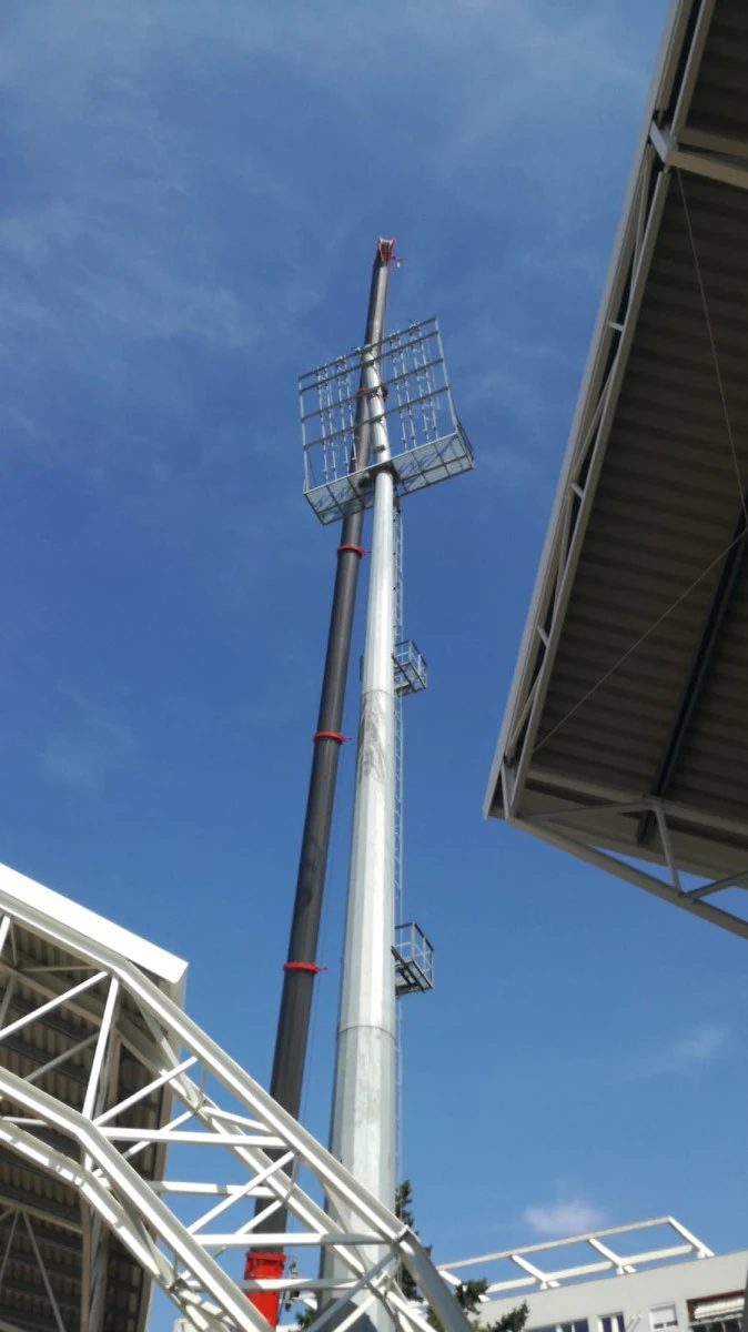 Trafic restricţionat pe strada „Fraţii Neumann”. Se montează nocturna la stadionul UTA