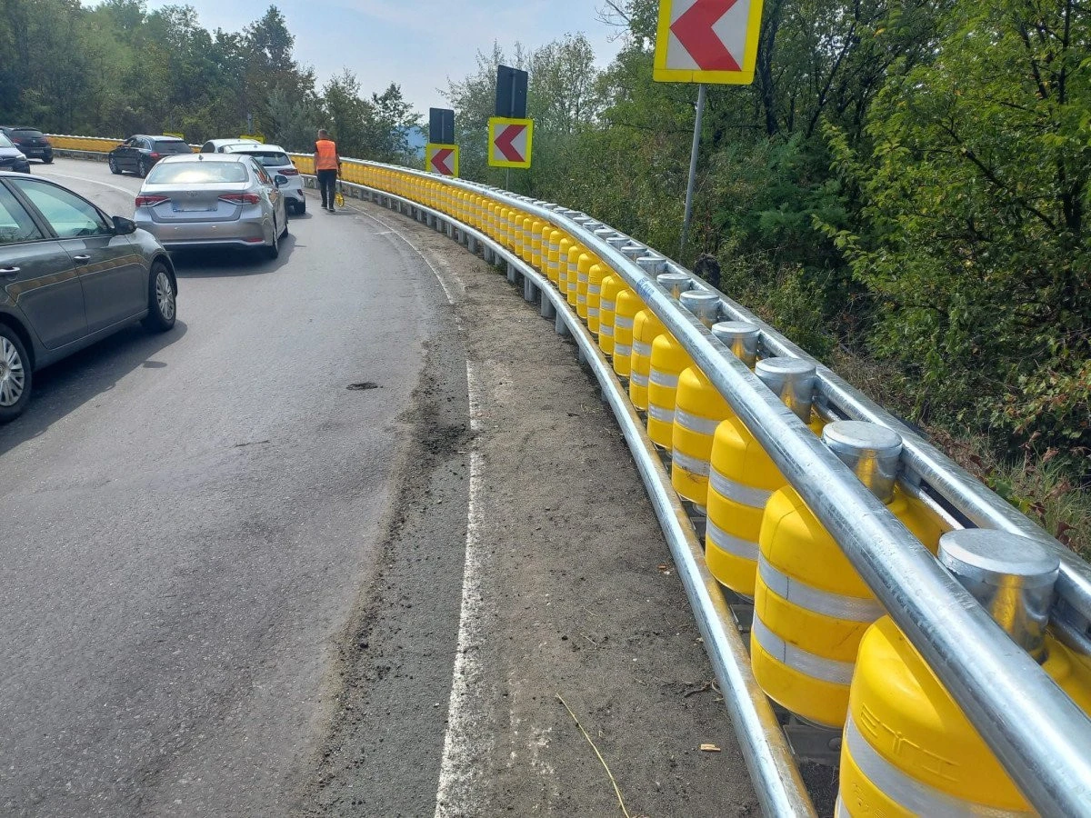 Traficul auto se desfăşoară pe un singur fir, pe DN 7, în zona Lipova