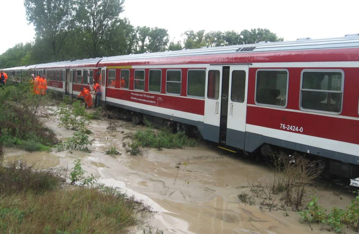 Traficul feroviar a fost oprit pe magistrala Arad - Deva. Un podeţ de cale ferată a fost luat de ape
