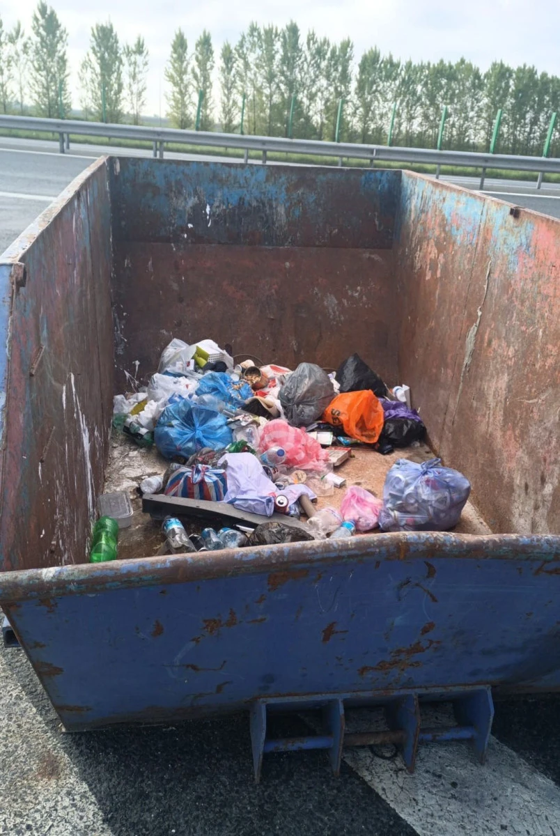 Traficul intens la intrarea în țară a produs multe gunoaie în parcări și pe marginea drumurilor din județul Arad