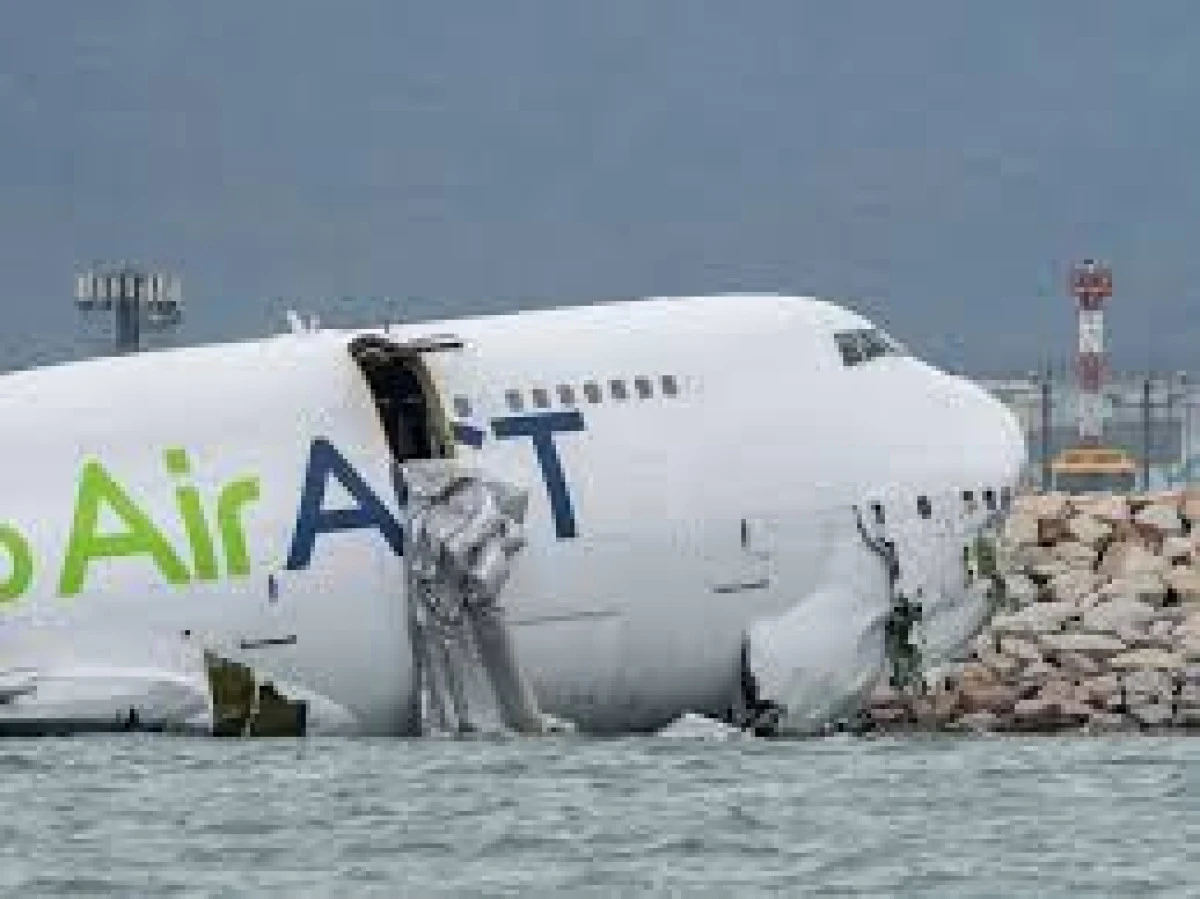 Tragedie pe aeroportul din Hong Kong: două persoane au murit după ce un avion cargo a derapat de pe pistă și a ajuns în mare
