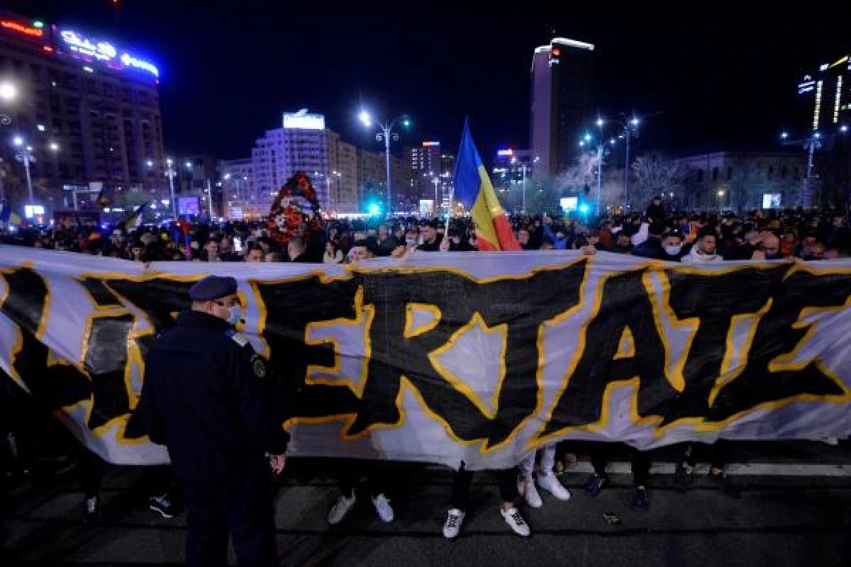 Trăiască „democrația" liberală! Amenzi dure pentru protestatari