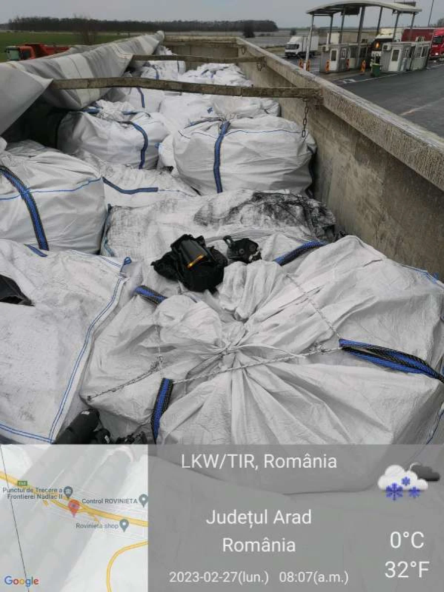 Transport cu 12 tone de imprimante venit din Italia, oprit la Nădlac de comisarii Gărzii de Mediu