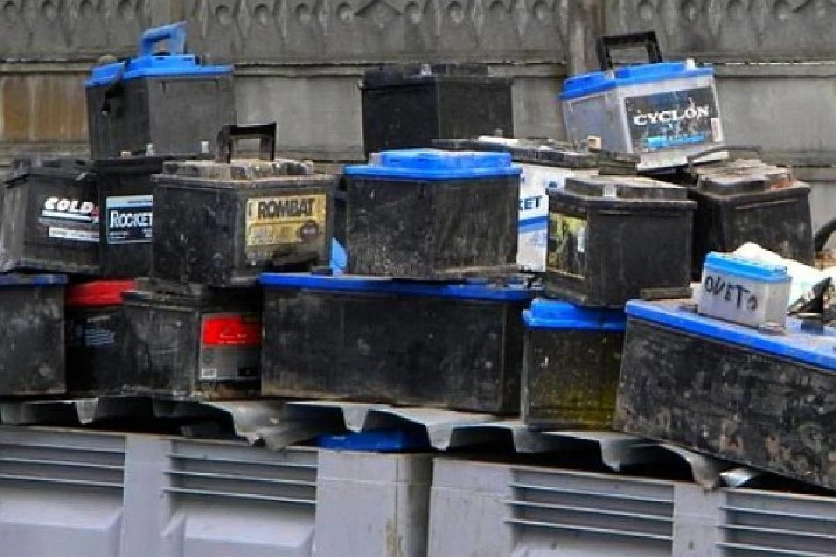 Transport ilegal de peste 8 tone de acumulatori, depistat de polițiști în Arad