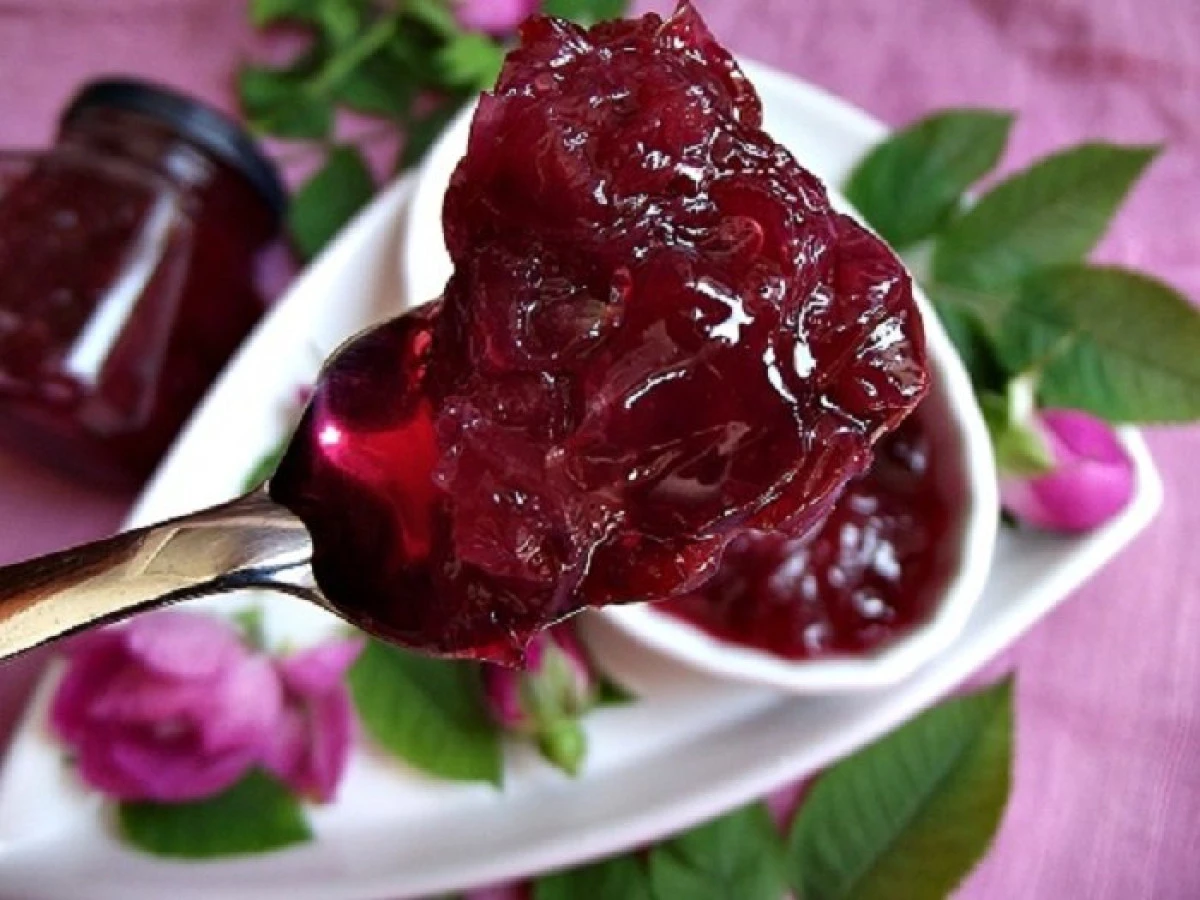Trebuie să o încerci! Nimic nu se compară cu savoarea dulceței de trandafiri