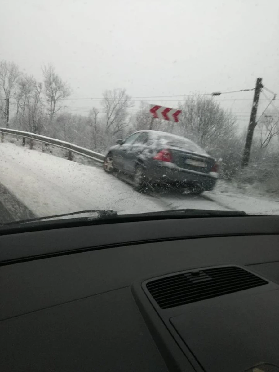 Trei accidente în Arad, din cauza zăpezii şi a poleiului