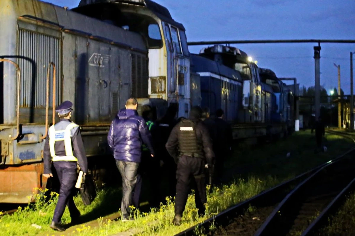 Trei arădeni au fost prinși în timp ce furau motorină dintr-o locomotivă