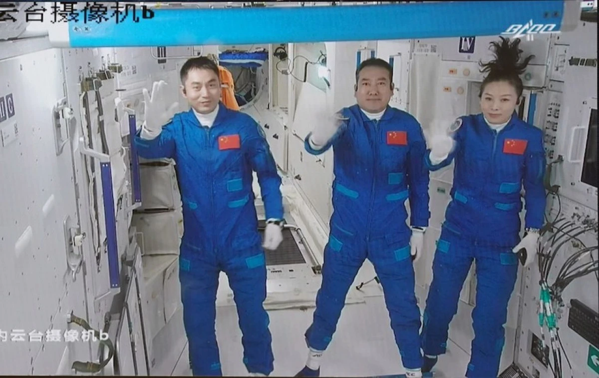 Trei astronauţi chinezi s-au întors pe Pământ, după şase luni petrecute în spaţiu