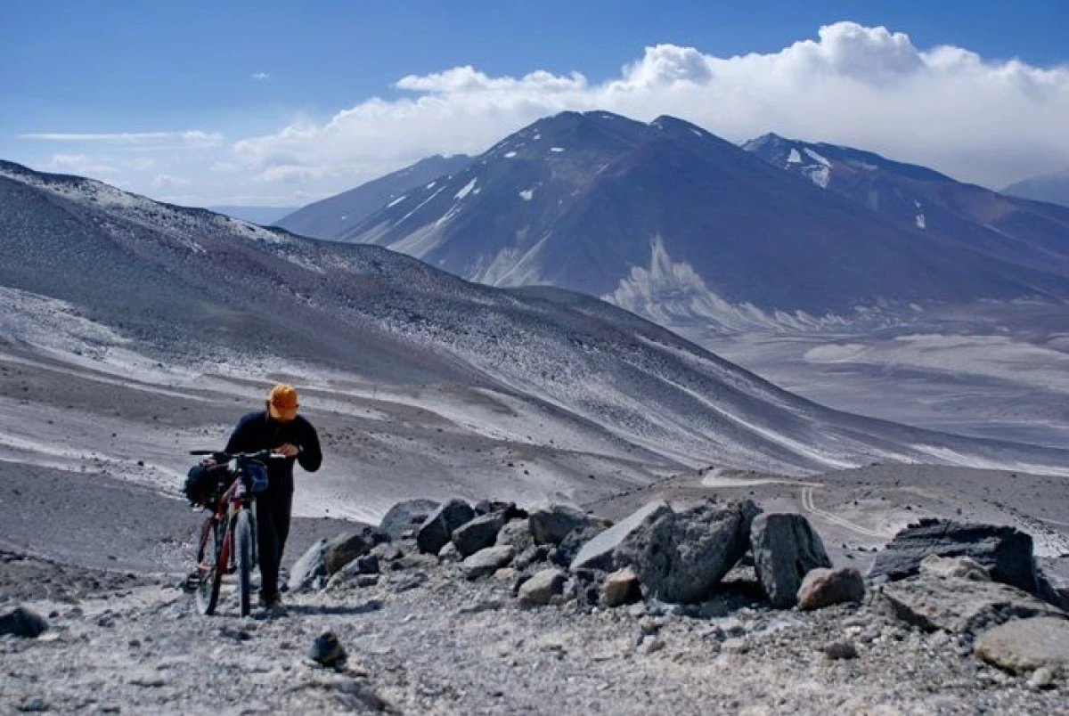 TREI BICICLIȘTI ROMÂNI VOR SĂ TRAVERSEZE DEȘERTUL ATACAMA