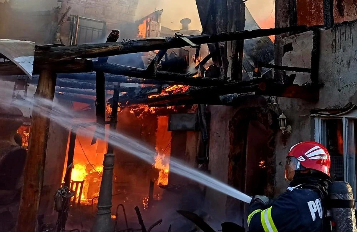 Trei case au fost salvate de pompierii arădeni, care au stins la timp un incendiu