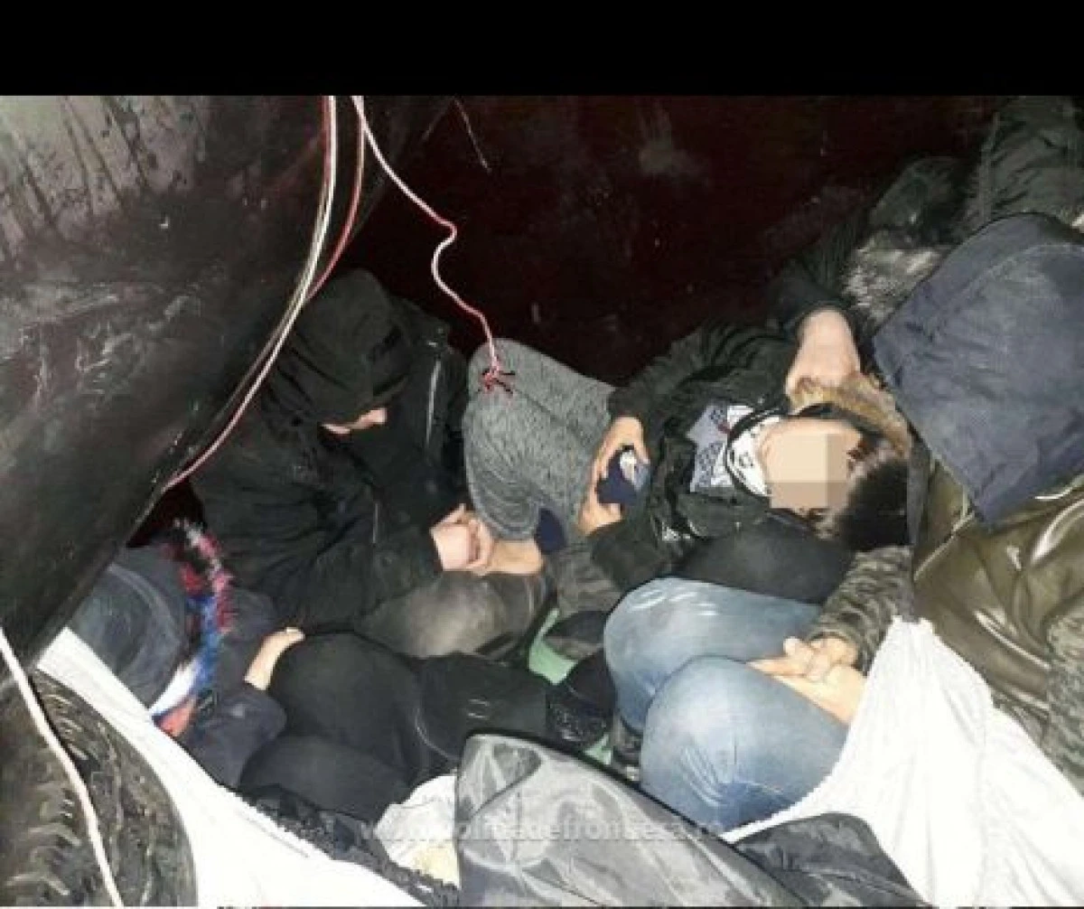 Trei cetăţeni străini depistaţi ascunşi la bagaje