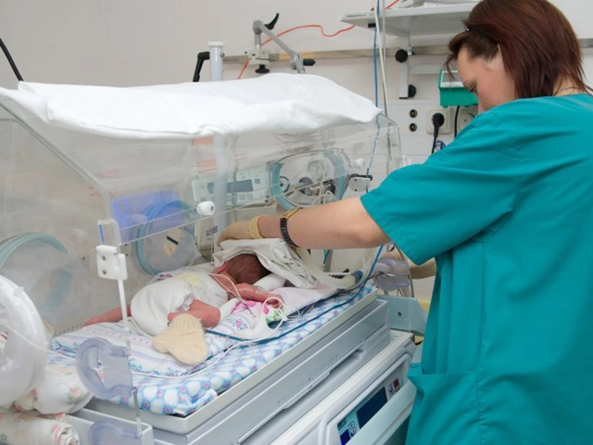 Trei din zece copii născuți în România sunt în afara căsătoriilor