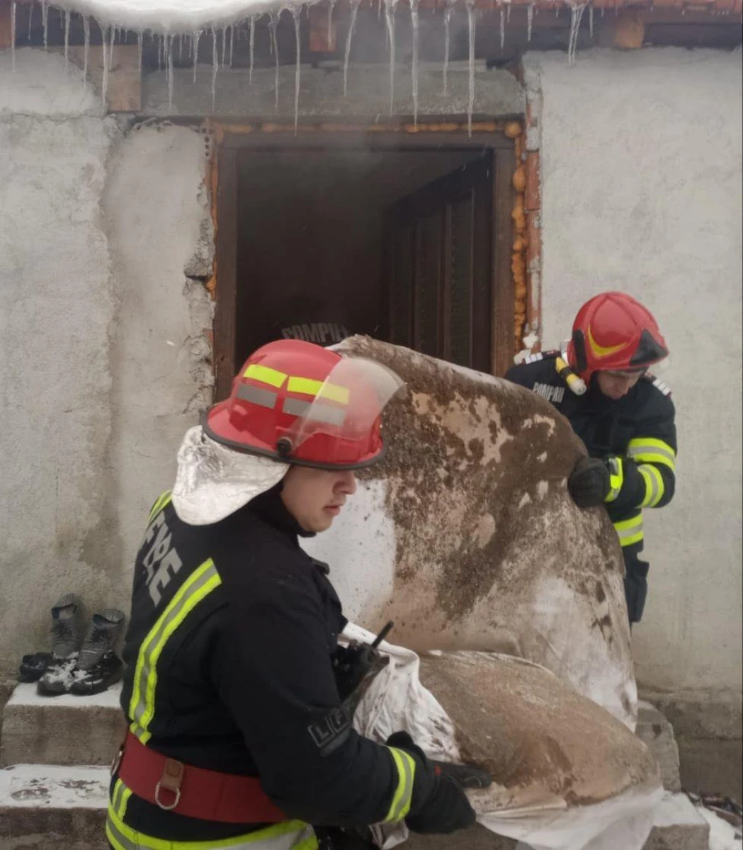 Trei incendii la gospodării din județ, provocate de instalațiile electrice și coșurile de fum