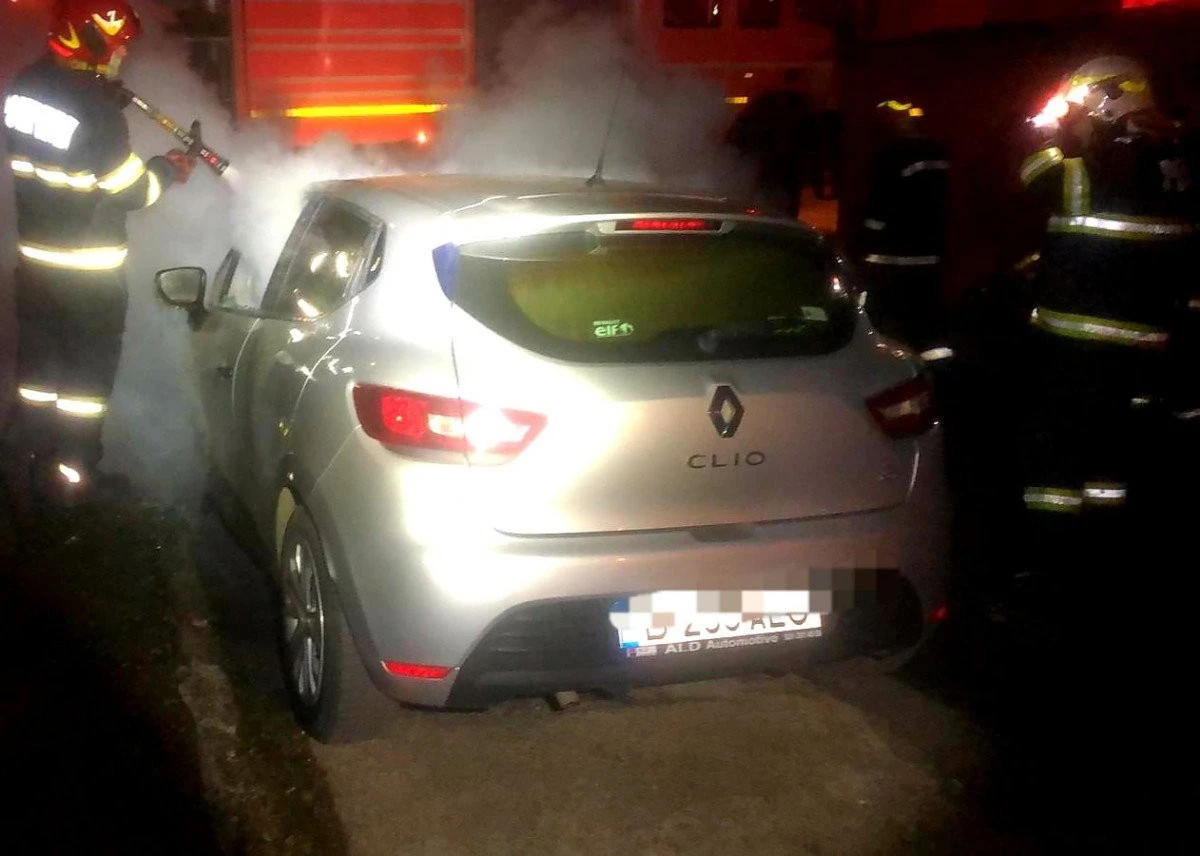 Trei incendii și o mașină în flăcări, într-o singură zi (foto)