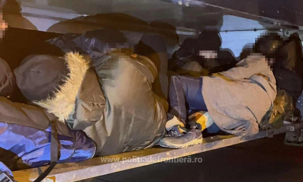 Trei indieni ascunși sub o pătură, depistaţi într-un microbuz la P.T.F. Nădlac II