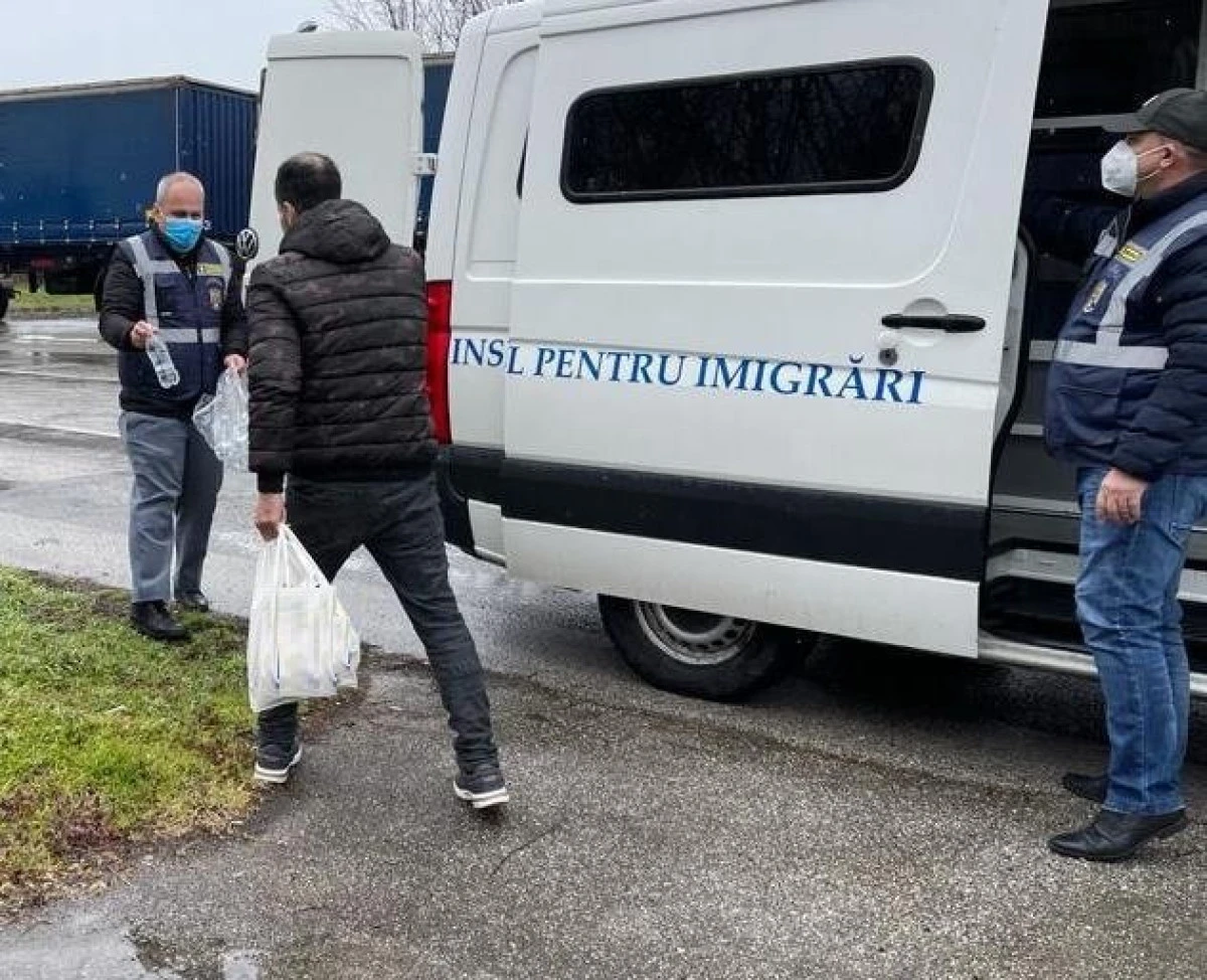 Trei irakieni cu acte false, depistați într-un autoturism în cadrul unor acţiuni preventive