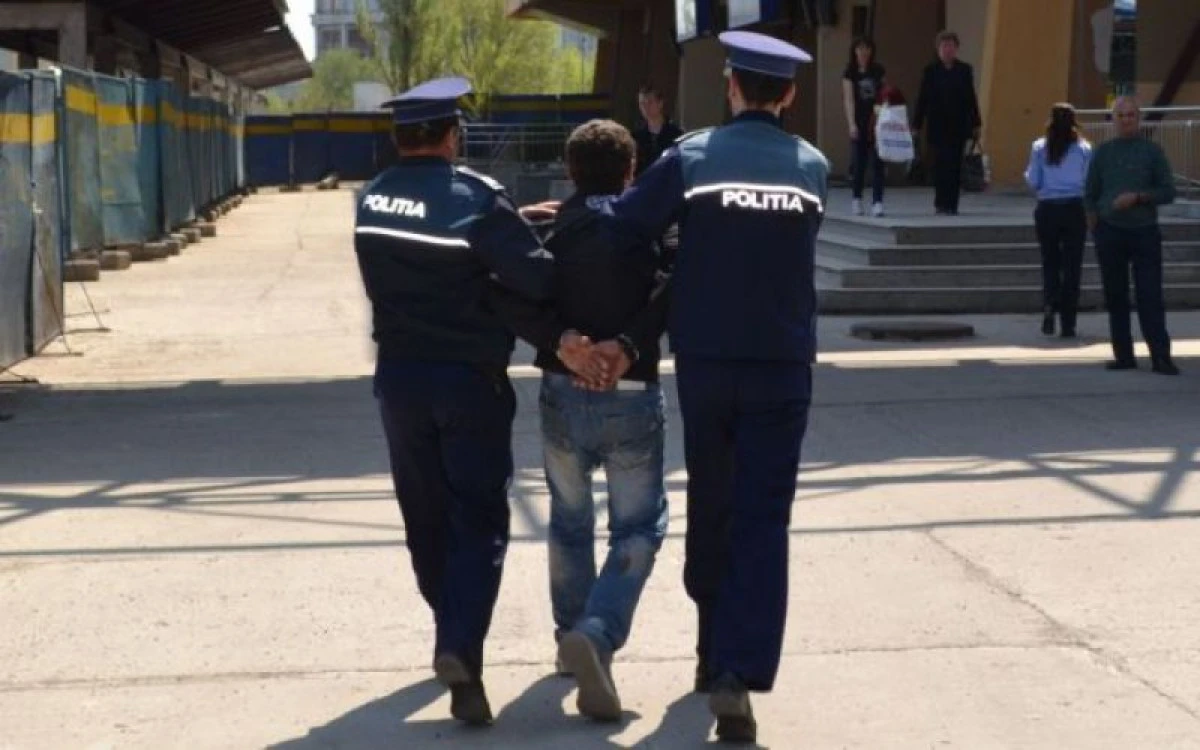 Trei minori din Nădlac, prinși în timp ce încercau să fure dintr-o locuință