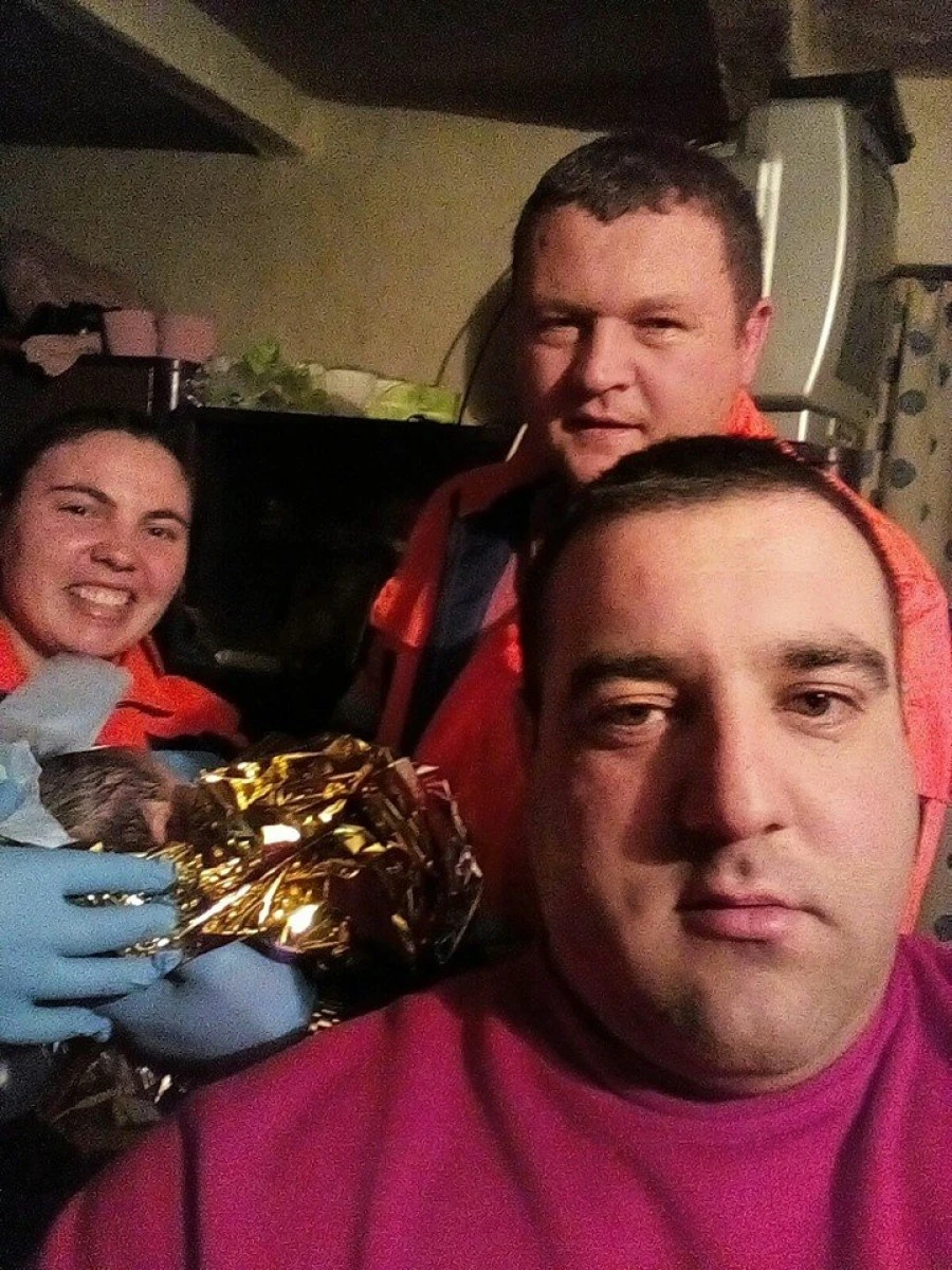 Trei paramedici SMURD au asistat o naștere la Sântana
