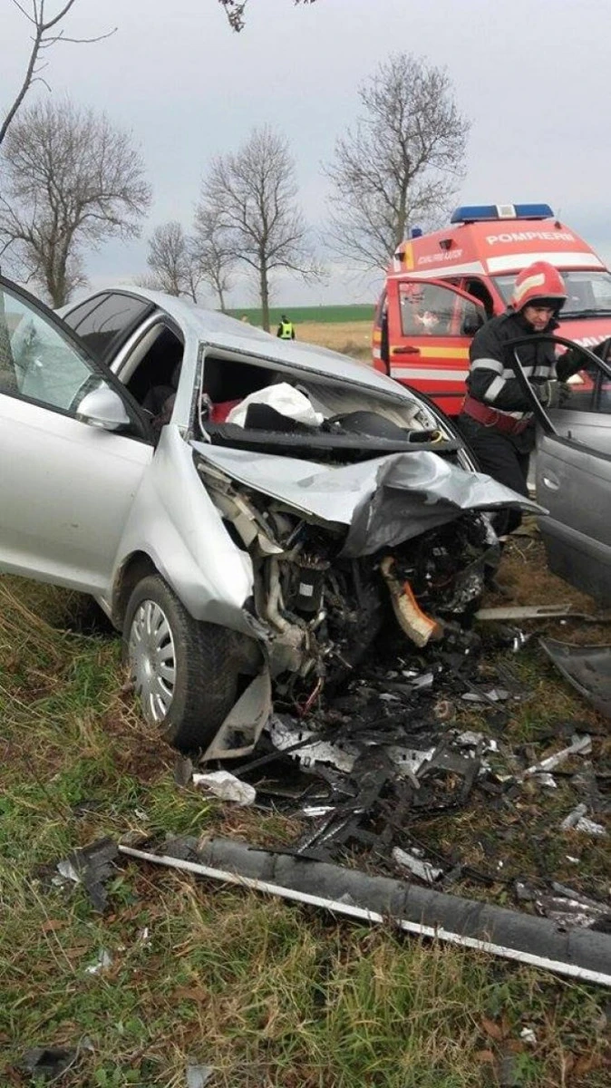 Trei pasageri au murit pe loc, iar alți doi sunt în stare gravă, după un accident în Buzău