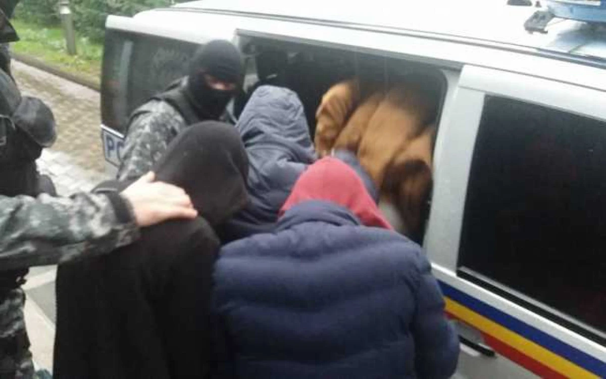 Trei persoane au fost reținute în urma perchezițiilor de miercuri