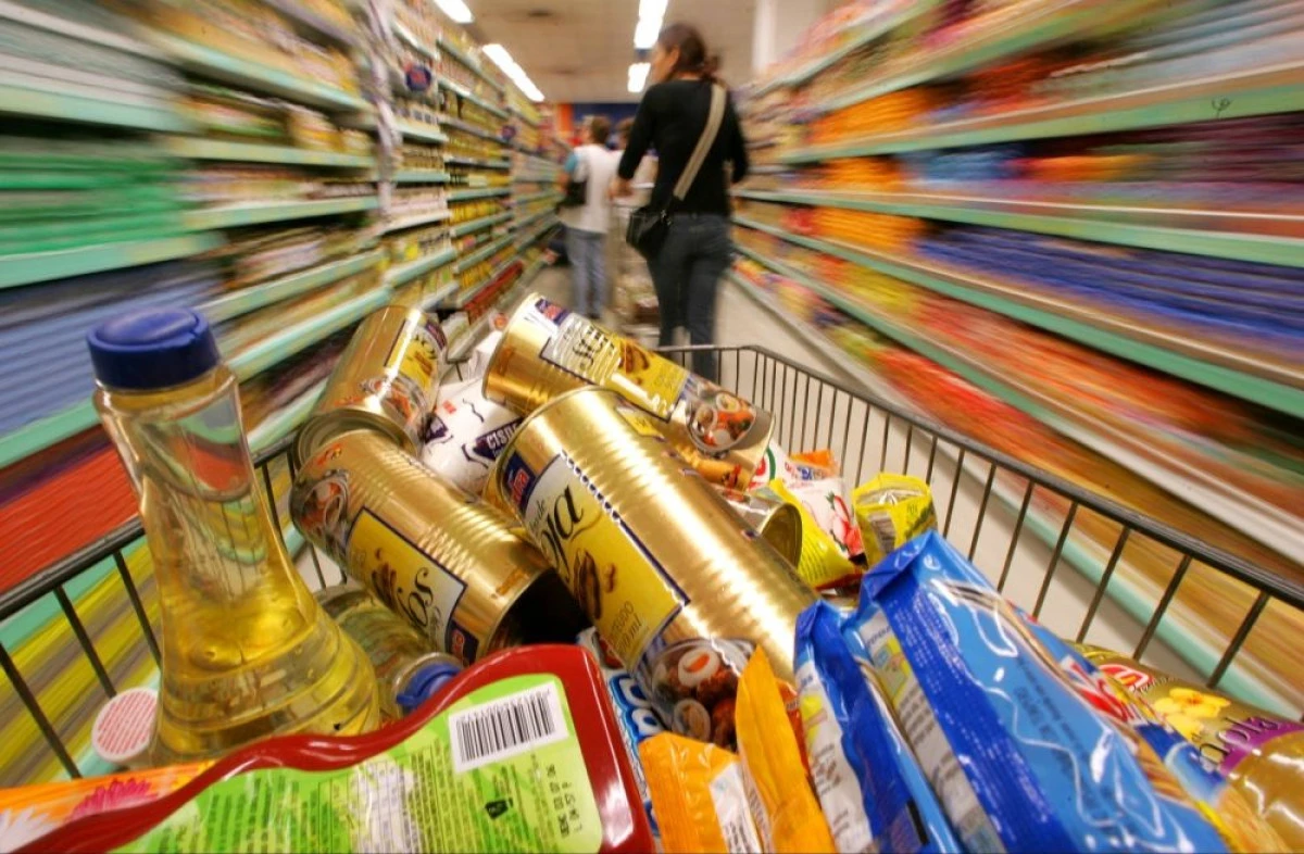 TREI PERSOANE CERCETATE PENTRU SUSTRAGEREA DE PRODUSE DIN SUPERMARKET