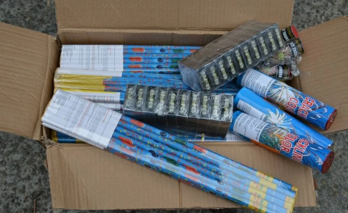 Trei persoane sunt cercetate pentru comercializarea de materiale pirotehnice